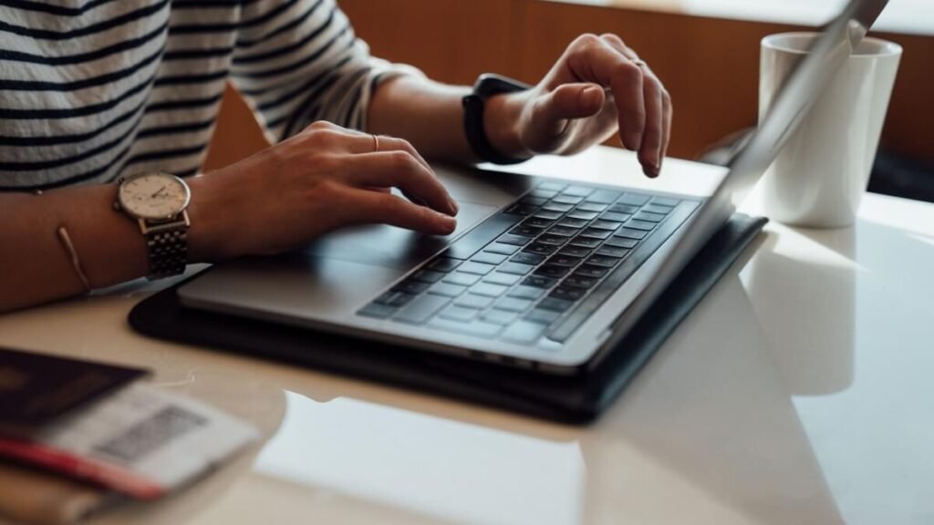 virtual assistant salary per month